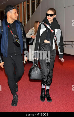 Tokyo, Giappone. Il 25 gennaio 2018. Gigi Hadid è visto all'arrivo all'Aeroporto di Haneda on gennaio 25, 2018 a Tokyo, Giappone. Credito: Geisler-Fotopress/Alamy Live News Foto Stock