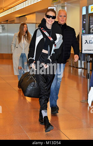 Tokyo, Giappone. Il 25 gennaio 2018. Gigi Hadid è visto all'arrivo all'Aeroporto di Haneda on gennaio 25, 2018 a Tokyo, Giappone. Credito: Geisler-Fotopress/Alamy Live News Foto Stock