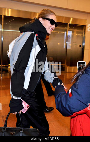 Tokyo, Giappone. Il 25 gennaio 2018. Gigi Hadid è visto all'arrivo all'Aeroporto di Haneda on gennaio 25, 2018 a Tokyo, Giappone. Credito: Geisler-Fotopress/Alamy Live News Foto Stock