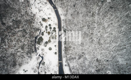 Nanjing, cinese della provincia di Jiangsu. 26 gen, 2018. Eseguire i veicoli coperti di neve montagna Zijin in Nanjing East cinese della provincia di Jiangsu, Gennaio 26, 2018. Credito: Li Xiang/Xinhua/Alamy Live News Foto Stock