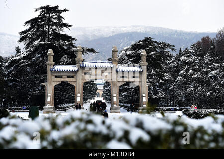 Nanjing, cinese della provincia di Jiangsu. 26 gen, 2018. Il turista a godere il paesaggio di neve a Sun Yat-sen nel Mausoleo, Nanjing East cinese della provincia di Jiangsu, Gennaio 26, 2018. Credito: Han Yuqing/Xinhua/Alamy Live News Foto Stock