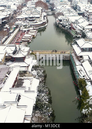 Nanjing, cinese della provincia di Jiangsu. 26 gen, 2018. Il turista a godere di uno scenario di neve presso il Tempio di Confucio scenic zona in Nanjing East cinese della provincia di Jiangsu, Gennaio 26, 2018. Credito: Han Yuqing/Xinhua/Alamy Live News Foto Stock