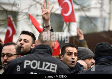 Berlino, Germania. 26 gen, 2018. Nazionalista turca visto cinto da parte della polizia durante il contatore-dimostrazione. Curdi che vivono a Berlino ha dimostrato in solidarietà con la città di Afrin e i combattenti curdi in Siria. Contro l'invasione turca a Nord provincia siriana di Afrin e l'attacco contro le forze di SDF dei curdi e le milizie arabe. Credito: Markus Heine/SOPA/ZUMA filo/Alamy Live News Foto Stock