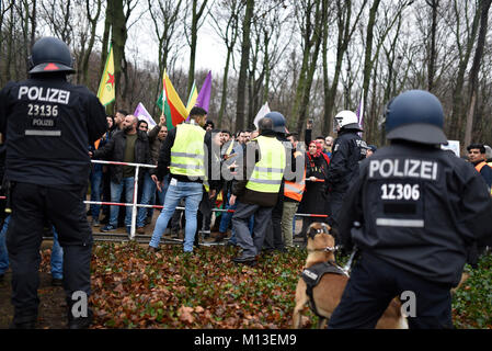 Berlino, Germania. 26 gen, 2018. Ci sono stati piccoli scontri tra curdi e nazionalisti turco. Diverse centinaia di curdi dimostrare di fronte all'ambasciata turca contro la Turchia dell' invasione di Afrin in Siria.curdi che vivono a Berlino ha dimostrato in solidarietà con la città di Afrin e i combattenti curdi in Siria. Contro l'invasione turca a Nord provincia siriana di Afrin e l'attacco contro le forze di SDF dei curdi e le milizie arabe. Credito: Markus Heine/SOPA/ZUMA filo/Alamy Live News Foto Stock