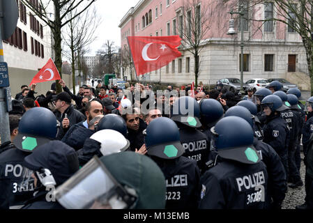 Berlino, Germania. 26 gen, 2018. Nazionalista turca visto cinto da parte della polizia durante il contatore-dimostrazione. Curdi che vivono a Berlino ha dimostrato in solidarietà con la città di Afrin e i combattenti curdi in Siria. Contro l'invasione turca a Nord provincia siriana di Afrin e l'attacco contro le forze di SDF dei curdi e le milizie arabe. Credito: Markus Heine/SOPA/ZUMA filo/Alamy Live News Foto Stock