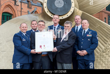 Amburgo, Germania. 26 gen, 2018. La US Air Force soldati dal 920th ala di salvataggio del Patrick Air Force Base in Florida, Comandante Kurt Matthews (L), Senior Sergente George Taylor Junior (2-L), Capo Comandante Sergente Randolph pozzetti (C), Tecniche Sergente Patrick Englishby (2-R) e Comandante Sergente Joel Corbett (R) in piedi con la salvò Karl-Heinz Meer (3-R) e suo figlio con lo stesso nome (3-L) da un'elica navale di fronte al Museo Marittimo di Amburgo, Germania, 26 gennaio 2018. Credito: dpa picture alliance/Alamy Live News Foto Stock