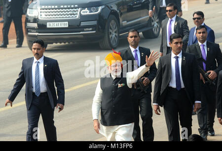 New Delhi, India. 26 gen, 2018. Primo Ministro indiano Narendra Modi (turbante giallo) scortato dai suoi elite forza di sicurezza onde di personale per la folla durante la sessantanovesima Repubblica parata del giorno a Nuova Delhi il 26 gennaio 2018. Credito: partha sarkar/Alamy Live News Foto Stock