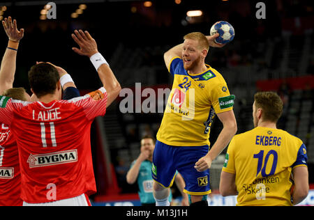 Zagabria, Croazia. 26 gen, 2018. La Svezia Jim Gottfridsson (2-R) in azione contro la Danimarca Rasmus Lauge Schmidt durante l'Unione di Pallamano partita di campionato tra la Danimarca e la Svezia a Zagabria in Croazia, 26 gennaio 2018. Credito: Monika Skolimowska/dpa-Zentralbild/dpa/Alamy Live News Foto Stock