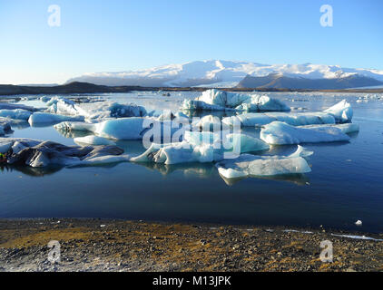 Blu iceberg galleggianti in Jokulsarlon laguna glaciale, inizio inverno nel sud dell'Islanda Foto Stock