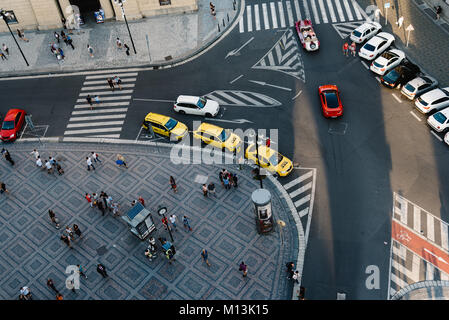 Praga, Repubblica Ceca - 18 agosto 2017: vista dall'alto della strada del centro storico di Praga dalla Torre della Polvere Foto Stock