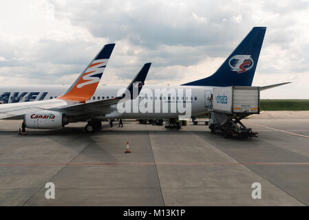 Praga, Repubblica Ceca - 22 agosto 2017: aeroplani in pista di Vaclav Havel Aeroporto di Praga Foto Stock