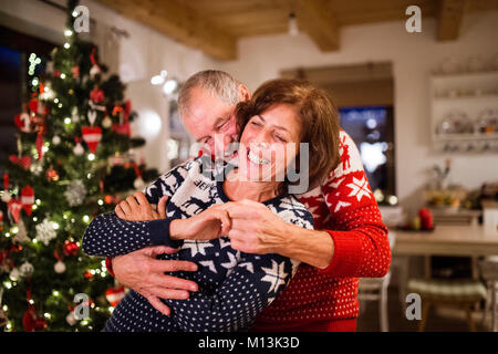 Coppia senior divertendosi al tempo di Natale. Foto Stock