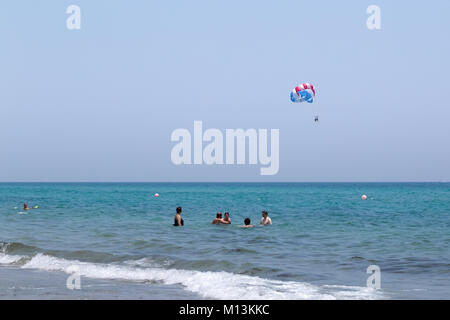 La gente di nuoto e parasailing sulla spiaggia. Hollywood Beach, Hollywood, Florida, Stati Uniti d'America. Foto Stock