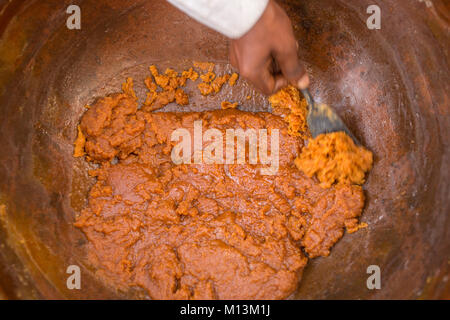 Colore dorato bollita CALDA Data Palm Tree melassa a Iswardi, Bangladesh. Foto Stock