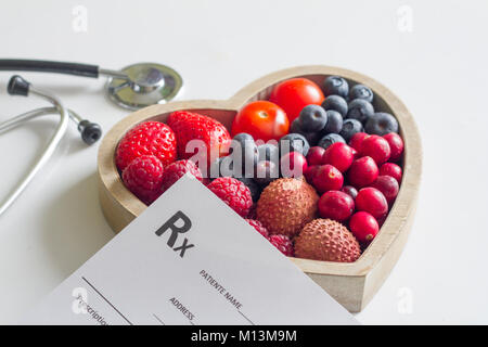 Salute dieta con cuore lo stetoscopio e prescrizione medica nozione Foto Stock