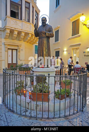 Europa,l'Italia,Puglia,Salento,Gallipoli,centro storico,ristoranti in Piazza De Amicis Foto Stock