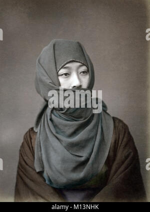 Giovane donna in costume d'inverno, Giappone, c.1880's Foto Stock
