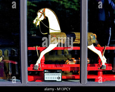 Legno per bambini cavallo a dondolo in North Shields Foto Stock