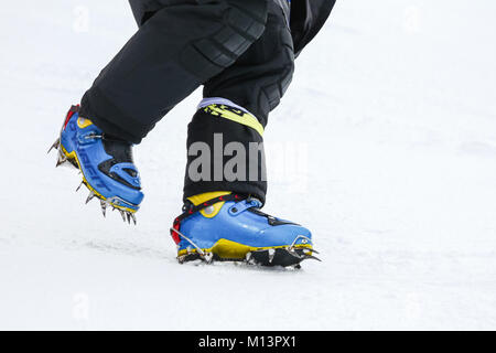 Zagabria, Croazia - 3 gennaio 2018 : Dettaglio degli scarponi con i ramponi sulla congelati ski run su Audi FIS Coppa del Mondo di Sci Alpino Slalom speciale femminile, neve Foto Stock