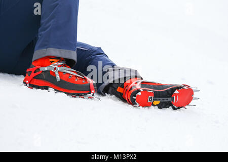 Zagabria, Croazia - 3 gennaio 2018 : Dettaglio degli scarponi con i ramponi sulla congelati ski run su Audi FIS Coppa del Mondo di Sci Alpino Slalom speciale femminile, neve Foto Stock