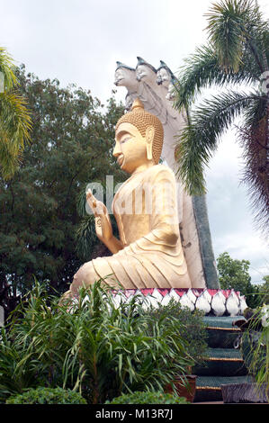Esterno di grande Buddha nel tempio Wat Tham Khuha Sawan tempio si trova su una scogliera alta sopra il fiume Mekong , Ubon Ratchathani,della Thailandia. Foto Stock