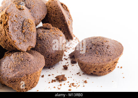 Muffin. Tortini di cioccolato appena sfornati fatta in casa torta isolati su sfondo bianco Foto Stock