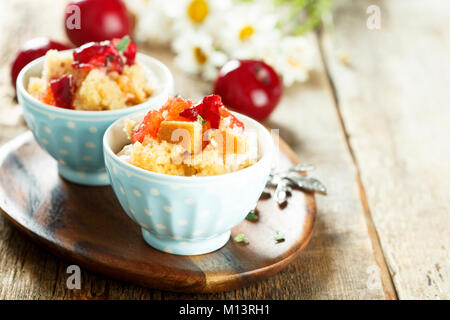 Prugna dessert con la crema di formaggio e biscotti Foto Stock