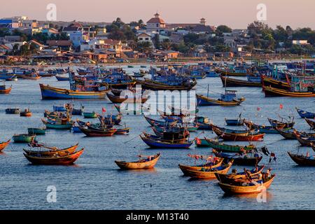 Il Vietnam, Binh Thuan provincia, Mui Ne, barche da pesca vicino alla spiaggia Foto Stock