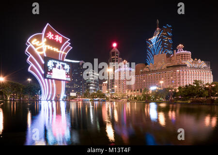 Macao, Cina - 14 Ottobre 2017: vista notturna di Macau (Macao). Il Grand Lisboa è il più alto edificio in Macau (Macao) e la maggior parte peculiare Foto Stock