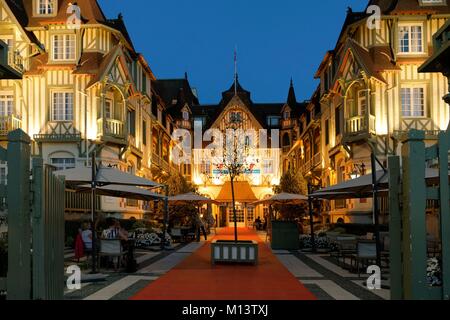 Francia, Calvados, Pays d'Auge, Deauville, Boulevard Eugene Cornuche, Hotel Normandy Barriere, un hotel di lusso di Lucien Barrière gruppo costruito nel 1912 Foto Stock