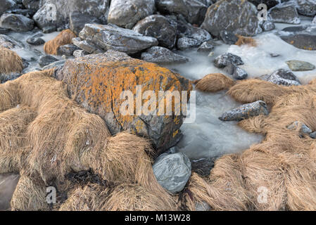 Spiaggia di congelati con pietre a Ullsfjord nel Troms County, Norvegia Foto Stock