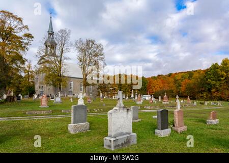 Canada, Provincia di Quebec, Outaouais, Gatineau Regione, Gatineau Park, Chelsea, cimitero e di santo Stefano Chiesa Parrocchiale Foto Stock