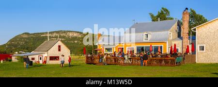 Canada, Provincia di Quebec, Bas-Saint-Laurent regione, Saint-André de Kamouraska, Tête d'Allumette microbirreria, terrazza esterna Foto Stock