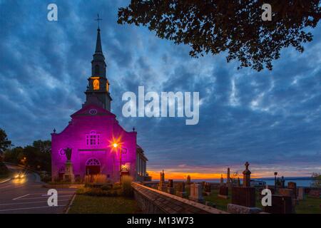 Canada, provincia del Québec, la regione della città di Québec, l'isola di Orleans, chiesa di Saint-Jean-de-l'Île-d'Orléans e la sua illuminazione notturna di sunrise, a destra il cimitero del villaggio Foto Stock