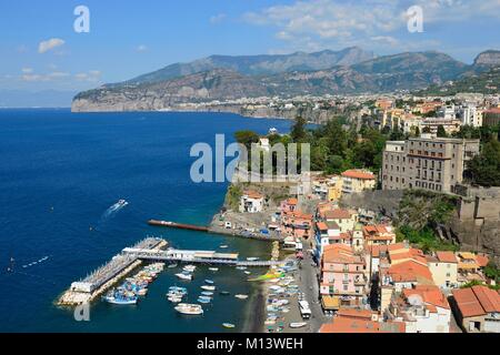 L'Italia, la Campania, il Golfo di Napoli, Penisola Sorrentina, Marina di Puolo e Vesuvio Foto Stock