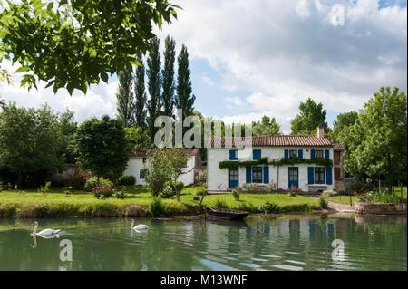 Francia, Deux Sèvres, Coulon, Marais Poitevin parco interregionale denominata Grand Sito di Francia, Marais Poitevin, Venezia verde, Coulon etichettato i più bei villaggi di Francia, tipica casa maraichine sul bordo del Sevre Niortaise Foto Stock