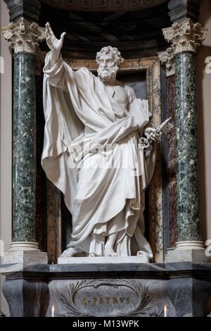 Italia Lazio, Roma, centro storico sono classificati come patrimonio mondiale dall'UNESCO, all'interno della basilica di San Giovanni in Laterano (San Giovanni Laterano), San Pietro statua di Pierre Etienne Monnot Foto Stock