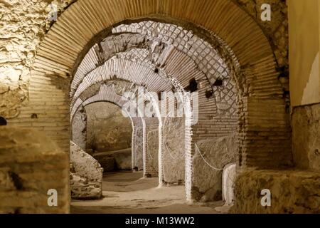 L'Italia, Campania, Napoli, centro storico elencati come patrimonio mondiale dall' UNESCO, San Lorenzo Maggiore complesso, romana rovine del mercato Foto Stock