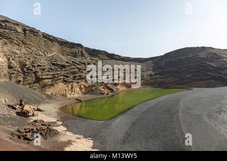 Spagna Isole Canarie Lanzarote Island, El Golfo, la Laguna Verde o Charco de Los Clicos Foto Stock