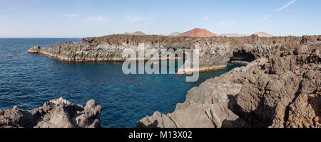 Spagna Isole Canarie Lanzarote Island, Los Hervideros, grotte di lava sulla riva del mare Foto Stock