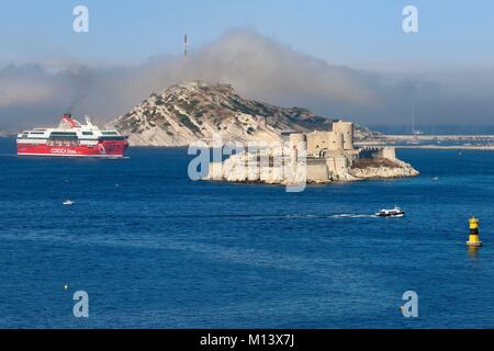 Francia, Bouches du Rhone, Marsiglia, Calanques Parco Nazionale arcipelago di isole Frioul, Corsica linea traghetto proveniente dalla Corsica e il Chateau d' If in primo piano Foto Stock