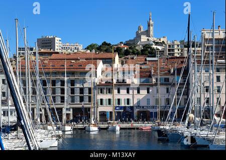 Francia, Bouches du Rhone, Marsiglia, il Vieux Port, Quai de Rive Neuve, Notre Dame de la Garde in background Foto Stock