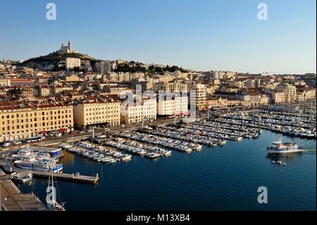 Francia, Bouches du Rhone, Marsiglia, il Vieux Port, Quai de Rive Neuve e quai de la Fraternite, Notre Dame de la Garde in background Foto Stock