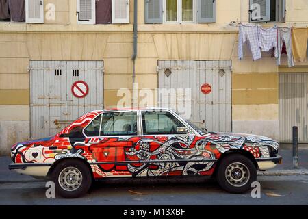 Francia, Bouches du Rhone, Marsiglia, quartiere Panier, rue Sainte-Francoise, auto BMW 520 dal Undartground concept store decorata da un artista di graffiti Foto Stock