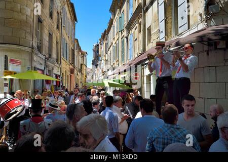 Francia, Bouches du Rhone, Arles, feste popolari per le strade della città per il corso camarguaise del Cocarde d'Or Foto Stock