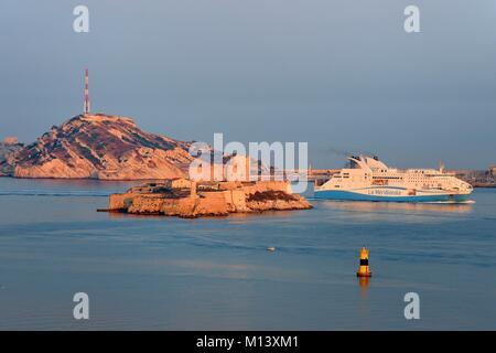 Francia, Bouches du Rhone, Marsiglia, Calanques Parco Nazionale arcipelago di isole Frioul, La Meridionale traghetto proveniente dalla Corsica e il Chateau d' If in primo piano Foto Stock