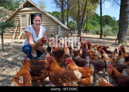 Francia, Var, Provence Verte, Correns, primo villaggio organico di Francia, Poulailler de Lea, l'agricoltore biologico Lea Brunet circondato dai suoi galline ovaiole Foto Stock