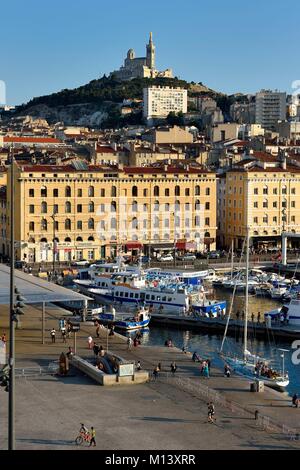 Francia, Bouches du Rhone, Marsiglia, il Vieux Port, Quai de Rive Neuve e quai de la Fraternite, Notre Dame de la Garde in background Foto Stock