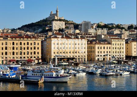 Francia, Bouches du Rhone, Marsiglia, il Vieux Port, Quai de Rive Neuve, Notre Dame de la Garde in background Foto Stock