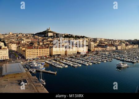 Francia, Bouches du Rhone, Marsiglia, il Vieux Port, Quai de Rive Neuve e quai de la Fraternite, Notre Dame de la Garde in background Foto Stock